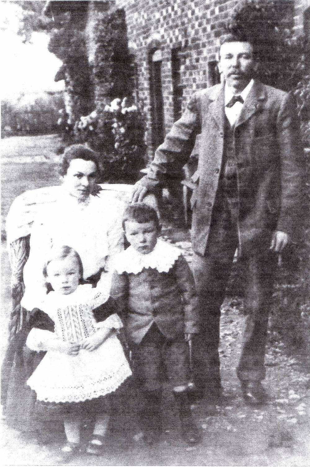 Amos, Eliza, Leslie and Aubrey Bannister, Radley, c. 1906