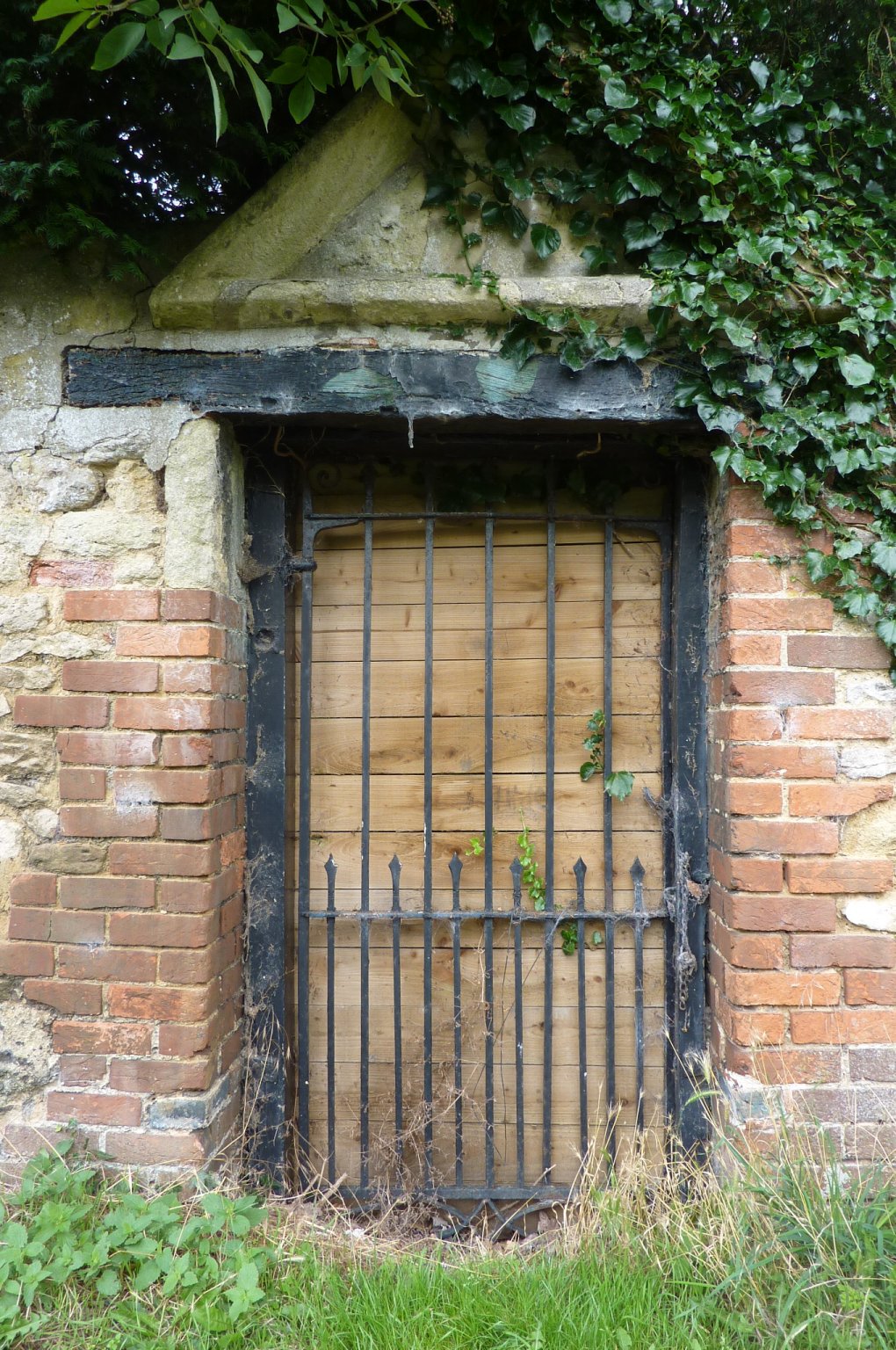 Eastwyke Farmhouse gateway