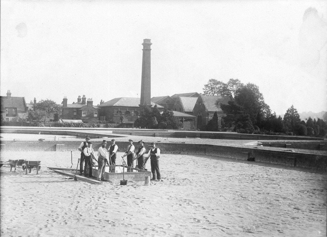 [Waterworks workmen in filter beds D263922a]